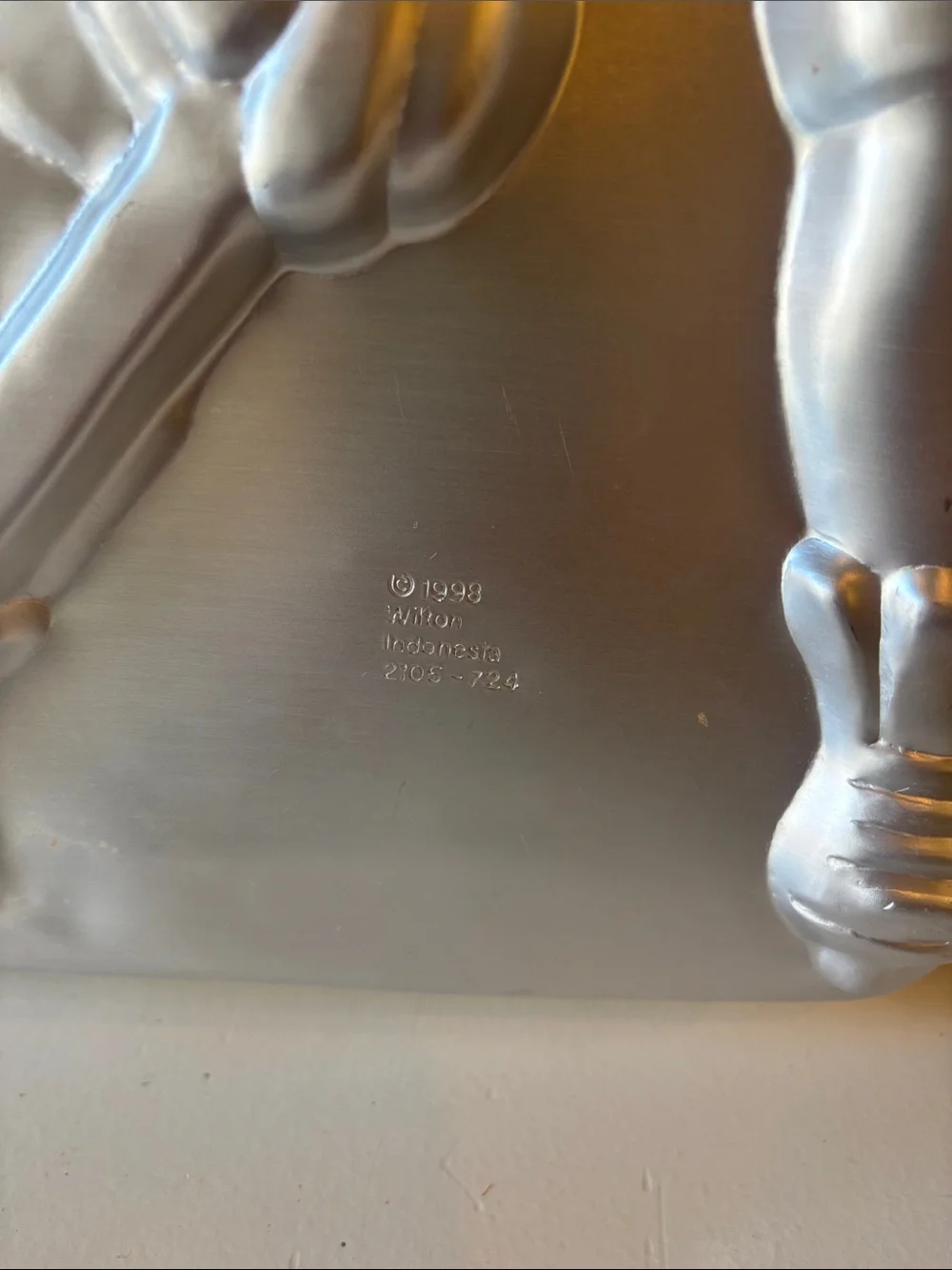 Wilton Vintage 1998 Hockey Player Cake Pan